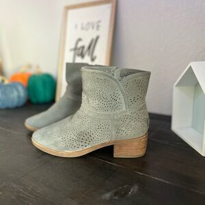 NEW UGG SIZE 7 GRAY